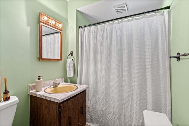 6 Hartford Ave W, Uxbridge, MA 01569