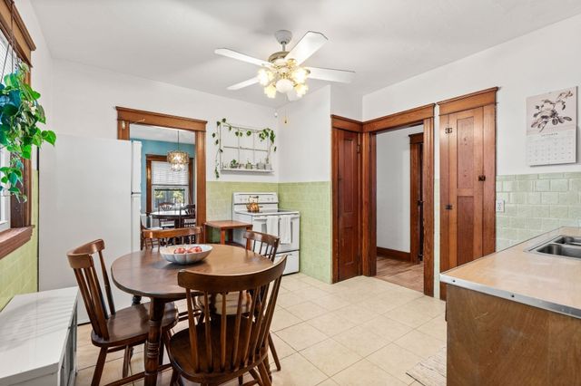 6 Hartford Ave W, Uxbridge, MA 01569