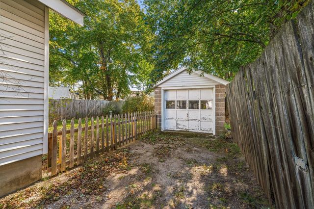 6 Hartford Ave W, Uxbridge, MA 01569