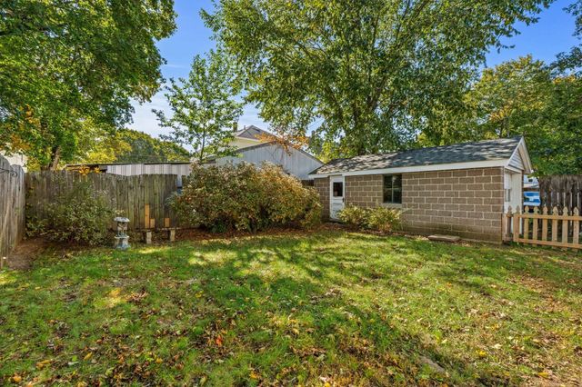 6 Hartford Ave W, Uxbridge, MA 01569