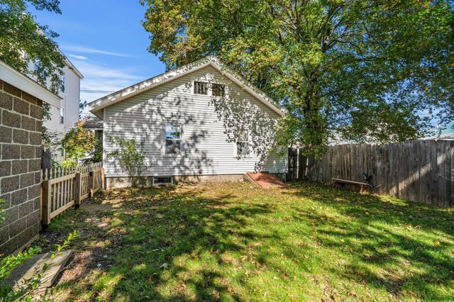 6 Hartford Ave W, Uxbridge, MA 01569
