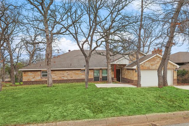 901 Highwoods Trail, Fort Worth, TX 76112