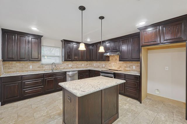 901 Highwoods Trail, Fort Worth, TX 76112