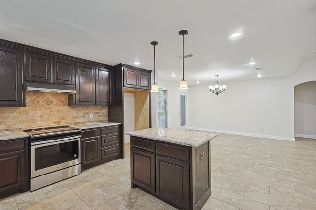 901 Highwoods Trail, Fort Worth, TX 76112