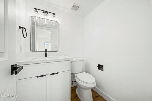 948 S ALMA SCHOOL Road 8, Mesa, AZ 85210