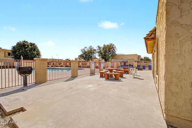 948 S ALMA SCHOOL Road 8, Mesa, AZ 85210