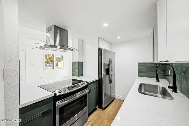 948 S ALMA SCHOOL Road 8, Mesa, AZ 85210