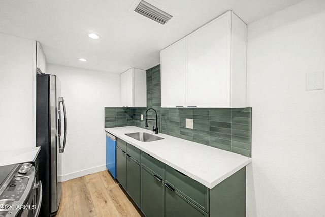 948 S ALMA SCHOOL Road 8, Mesa, AZ 85210