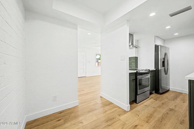 948 S ALMA SCHOOL Road 8, Mesa, AZ 85210