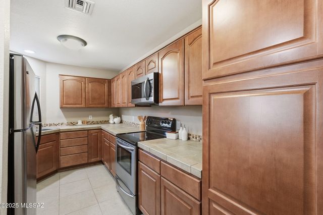 6414 N Tierra de las Catalinas Apt 31, Tucson, AZ 85718