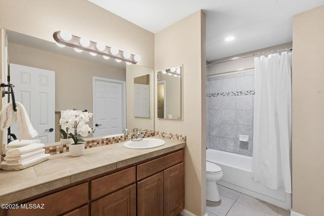 6414 N Tierra de las Catalinas Apt 31, Tucson, AZ 85718