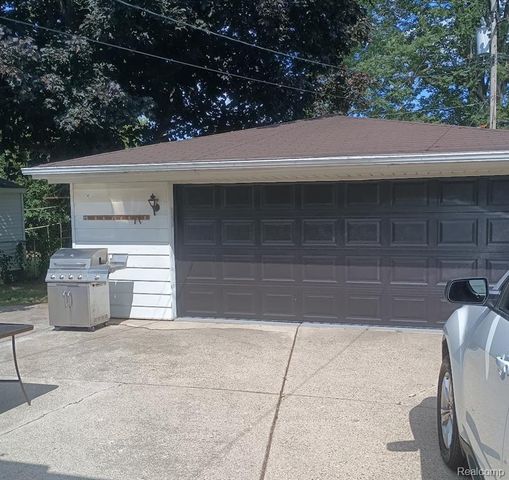 25880 Groveland Street, Roseville, MI 48066