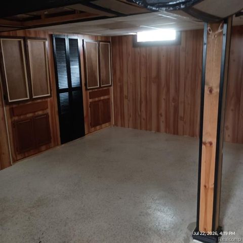 25880 Groveland Street, Roseville, MI 48066