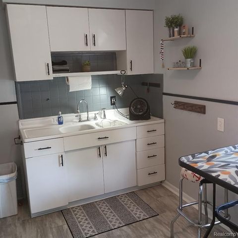 25880 Groveland Street, Roseville, MI 48066