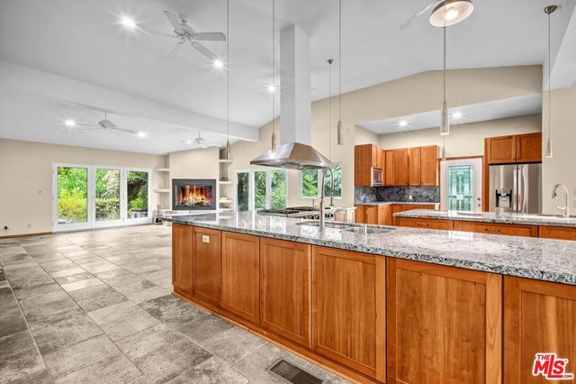 5653 Shirley Avenue, Tarzana, CA 91356