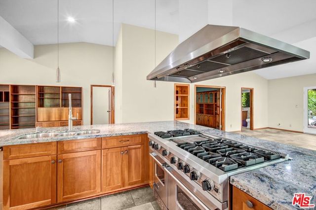5653 Shirley Avenue, Tarzana, CA 91356