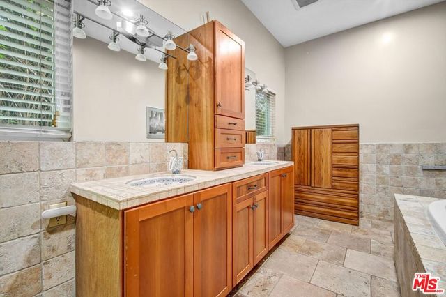 5653 Shirley Avenue, Tarzana, CA 91356