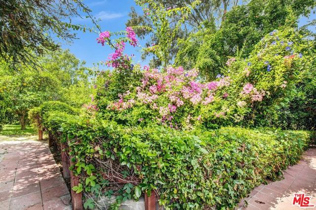 5653 Shirley Avenue, Tarzana, CA 91356