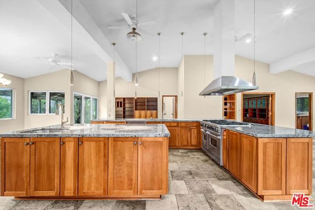 5653 Shirley Avenue, Tarzana, CA 91356