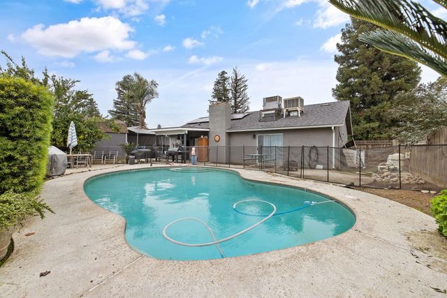 606 N Orange Avenue, Exeter, CA 93221