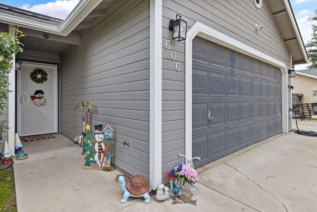 606 N Orange Avenue, Exeter, CA 93221