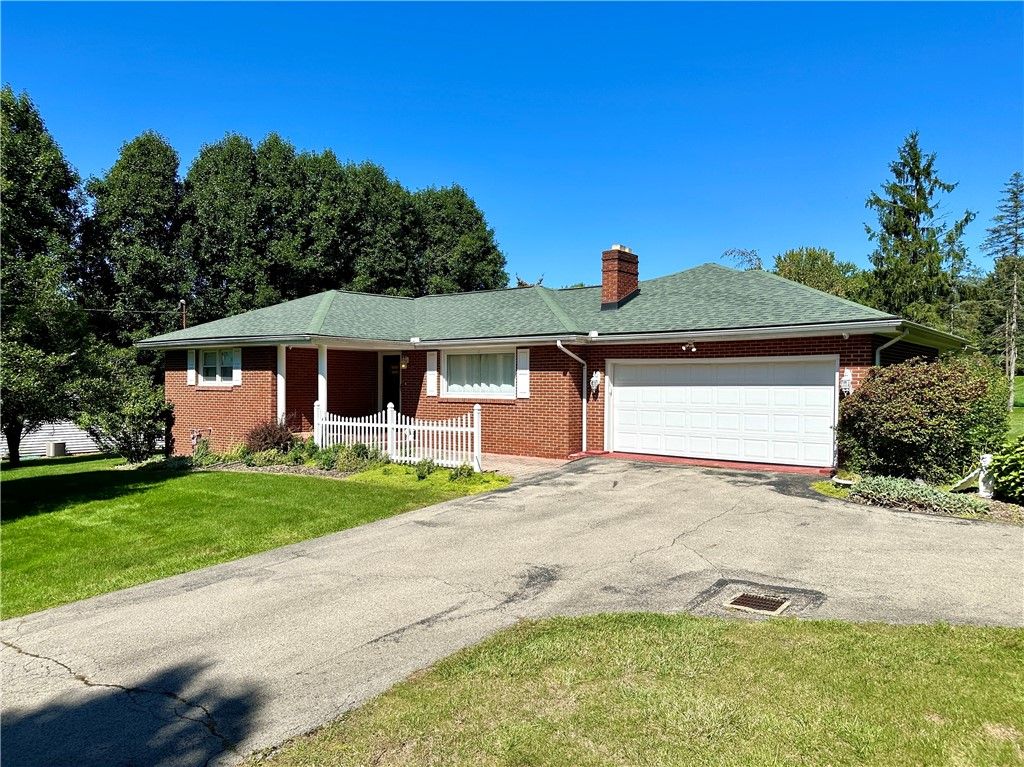 Image 1 of property listing at 22 Meadowbrook Dr, Neshannock Twp, PA 16105