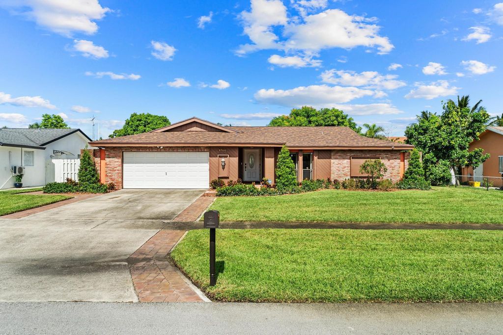 1384 Scottsdale Road E, West Palm Beach, FL 33417
