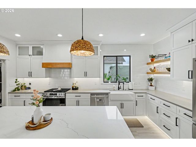 835 REAGAN St, Mt Angel, OR 97362