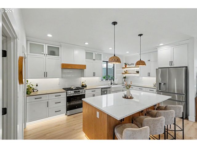 835 REAGAN St, Mt Angel, OR 97362