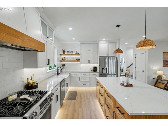 835 REAGAN St, Mt Angel, OR 97362