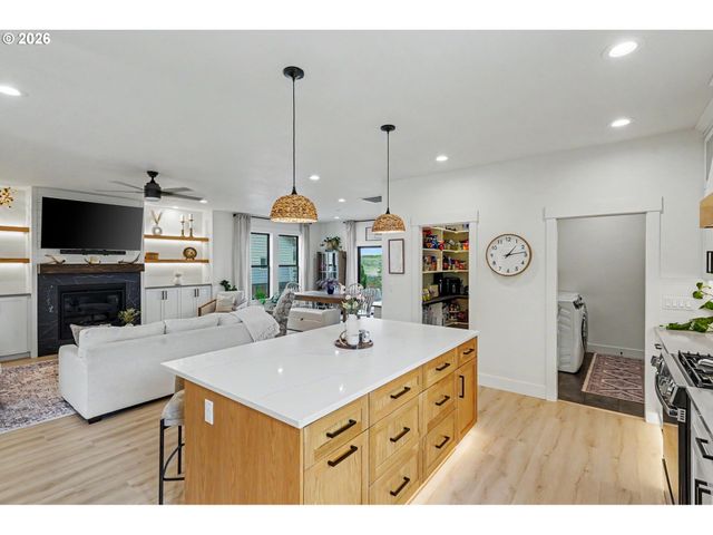 835 REAGAN St, Mt Angel, OR 97362
