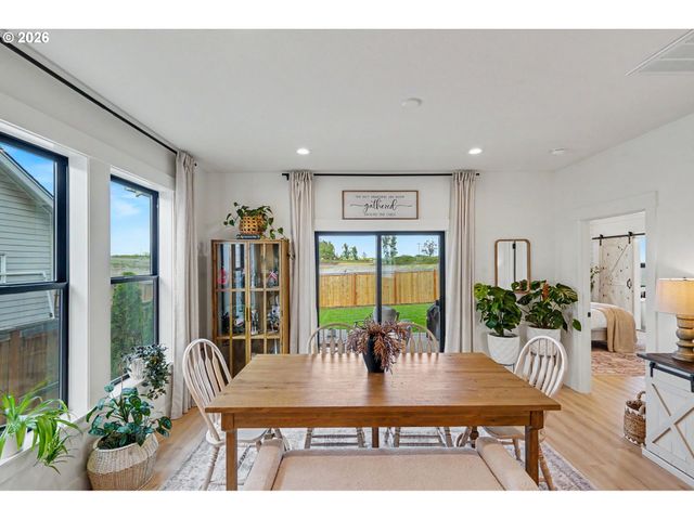 835 REAGAN St, Mt Angel, OR 97362