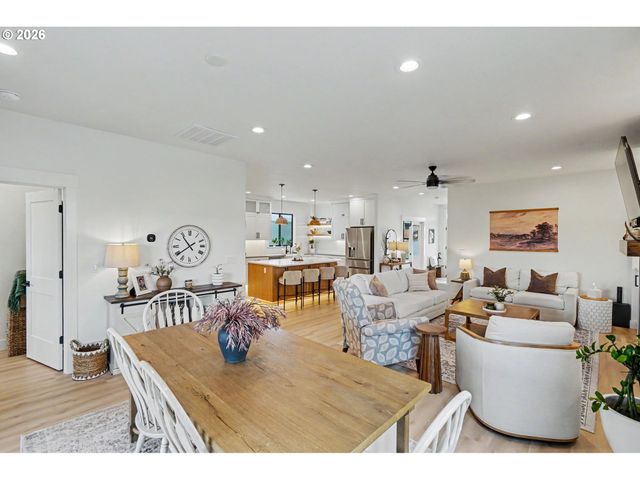 835 REAGAN St, Mt Angel, OR 97362