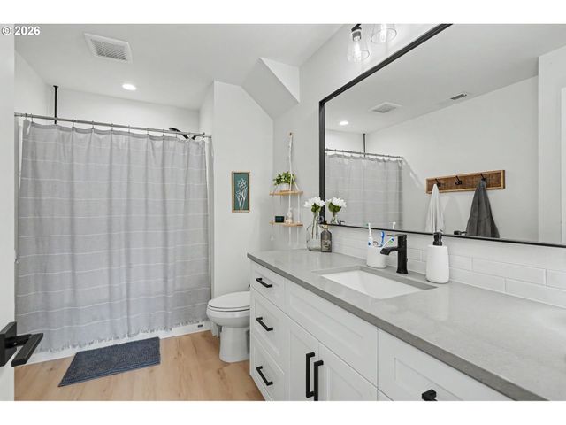 835 REAGAN St, Mt Angel, OR 97362