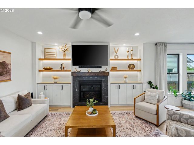 835 REAGAN St, Mt Angel, OR 97362