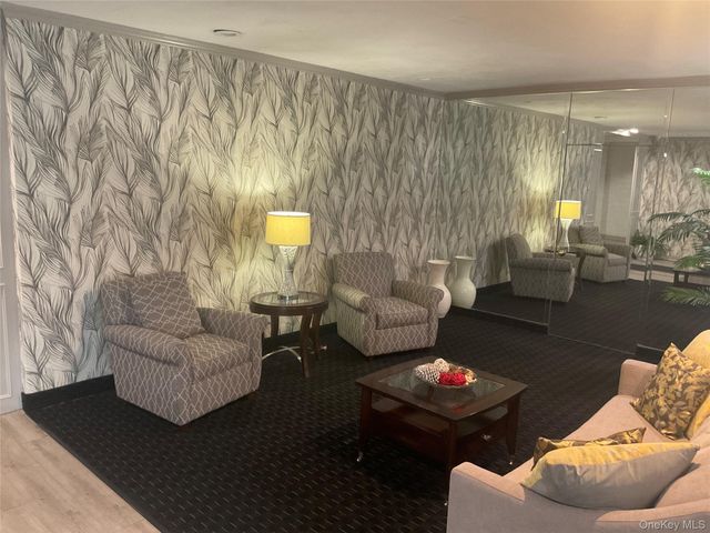 55 Lenox Road 3X, Rockville Centre, NY 11570