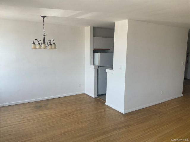55 Lenox Road 3X, Rockville Centre, NY 11570