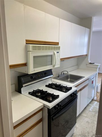 55 Lenox Road 3X, Rockville Centre, NY 11570