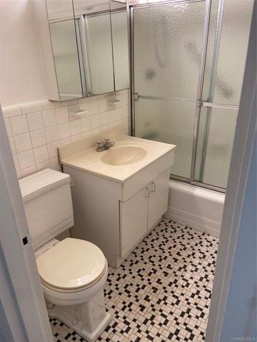 55 Lenox Road 3X, Rockville Centre, NY 11570