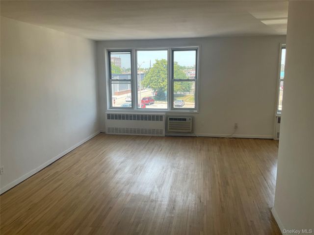 55 Lenox Road 3X, Rockville Centre, NY 11570