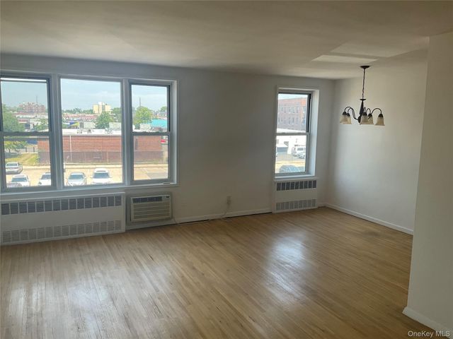 55 Lenox Road 3X, Rockville Centre, NY 11570