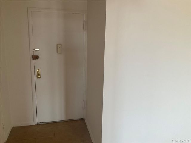 55 Lenox Road 3X, Rockville Centre, NY 11570