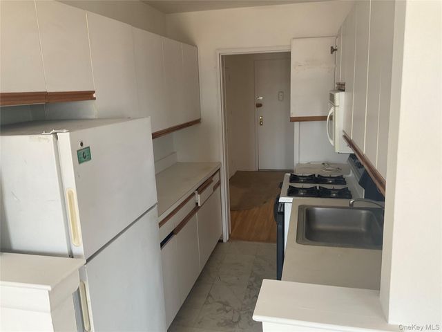 55 Lenox Road 3X, Rockville Centre, NY 11570