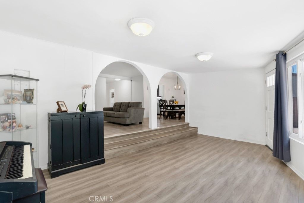 Image 10 of property listing at 7533 Hatillo Avenue, Winnetka, CA 91306