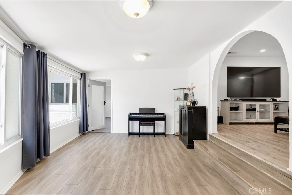 Image 11 of property listing at 7533 Hatillo Avenue, Winnetka, CA 91306