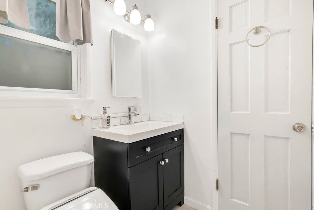 Image 12 of property listing at 7533 Hatillo Avenue, Winnetka, CA 91306