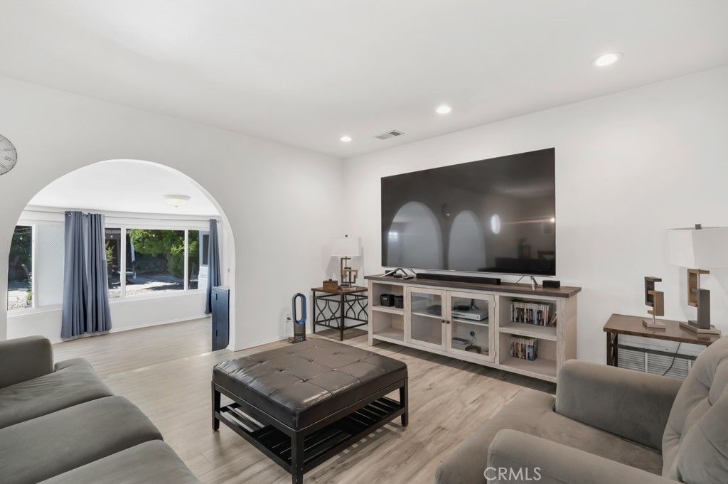 Image 2 of property listing at 7533 Hatillo Avenue, Winnetka, CA 91306