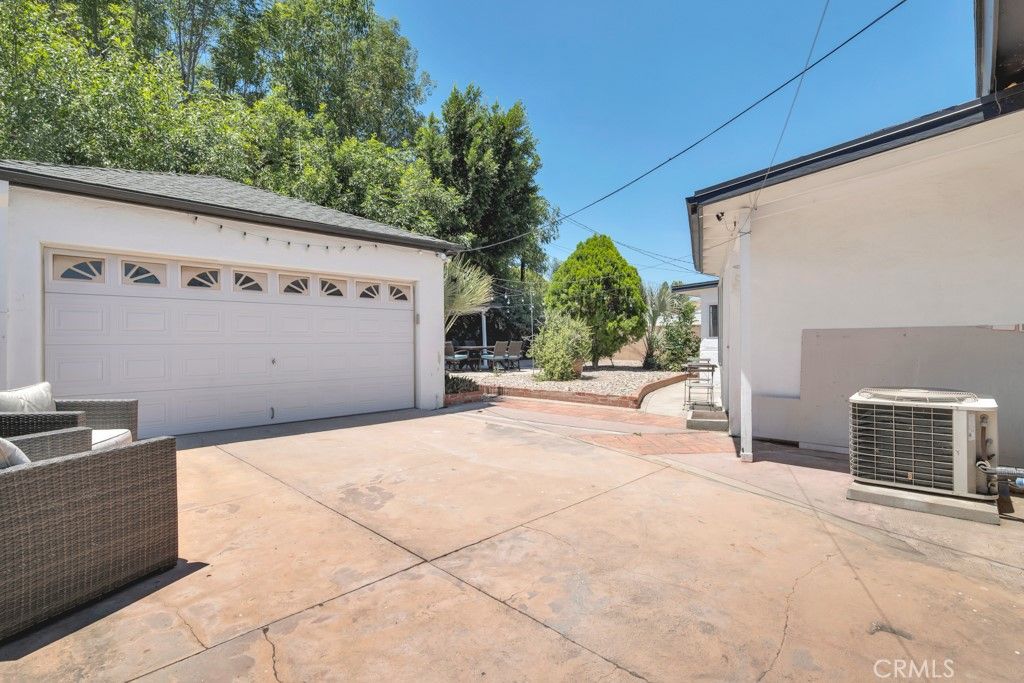 Image 24 of property listing at 7533 Hatillo Avenue, Winnetka, CA 91306