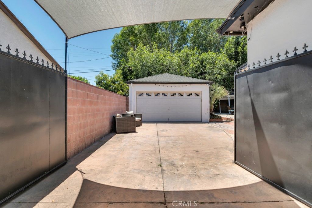 Image 28 of property listing at 7533 Hatillo Avenue, Winnetka, CA 91306