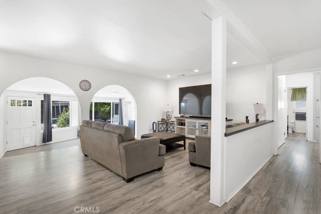 Image 4 of property listing at 7533 Hatillo Avenue, Winnetka, CA 91306